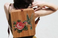 Merve Burma, làm việc tại Grav Grav, một xưởng chế tác gỗ đặt tại Istanbul, Thổ Nhĩ Kỳ, đã lấy cảm hứng từ thiên nhiên để tạo nên bộ sưu tập túi độc đáo làm từ các loại gỗ.