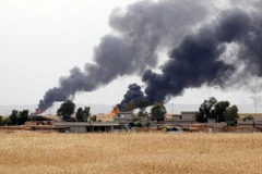 Khói bốc lên từ các giếng dầu tại mỏ Khubbaz ngày 4/5. (Nguồn: THX/TTXVN)