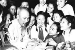 Bác Hồ với các cháu học sinh trường Trưng Vương, Hà Nội, vào năm 1956 (Ảnh tư liệu)
