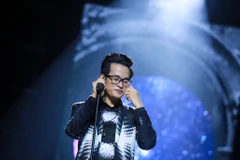 Hà Anh Tuấn đã không kìm được những giọt nước mắt khi nhắc về gia đình và bạn bè mình trong đêm diễn 'Café In Concert' phiên bản 'Nâu nóng' kỷ niệm 10 ca hát diễn ra tại Cung Văn hóa Hữu nghị Việt Xô tối 17/12. (Ảnh: Minh Sơn/Vietnam+)