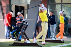 Các học viên trẻ đang tập chơi golf trên sân tập hiện đại nhất Việt Nam. (Ảnh: PV/Vietnam+)