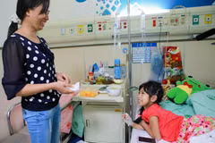 Những ngày trên đất bạn, cô bé Nguyễn Thị Loan nhận được nguồn động viên rất lớn từ cộng đồng người Việt. (Ảnh: Minh Sơn/Vietnam+)
