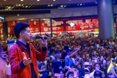 Noo Phước Thịnh sẽ dành tặng khán giả các bài hát thú vị nhân dịp Giáng sinh sắp tới. (Ảnh: PV/Vietnam+)