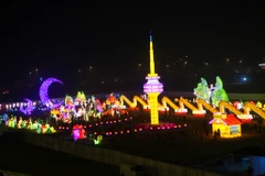 Những kỳ quan nổi tiếng của thế giới như tháp nghiêng Pisa, tháp Eiffel hay tháp Namsan nổi tiếng của Hàn Quốc đã được quy tụ trong lễ hội đèn lồng khổng lồ tại Hà Nội. (Ảnh: Minh Sơn/Vietnam+)