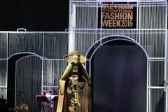 Trong đêm thứ 3 Tuần lễ thời trang quốc tế Việt Nam 2016, nhà thiết kế Đinh Văn Thơ đã mang đến cho khán giả bộ sưu tập Mộc với những tà áo dài hết sức tinh tế. (Ảnh: Minh Sơn/Vietnam+) 