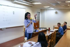 Chị Trần Thị Hoàng Phượng là một giáo viên dạy tiếng Việt tâm huyết với nghề. (Ảnh: Minh Sơn/Vietnam+)