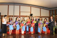 Các nhà tiêu biểu, có nhiều đóng góp cho cộng đồng Pháp ngữ nhận quà và hoa của Ngài Bertrand Lortholary, Đại sứ Pháp tại Việt Nam. (Ảnh: Minh Sơn/Vietnam+)