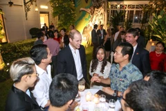 Người dẫn chương trình nổi tiếng Phan Anh trò chuyện với Hoàng tử William. Phan Anh, đạo diễn Nguyễn Hoàng Điệp và nhà thiết kế thời trang Thủy Nguyễn nằm trong số khách mời được vinh dự gặp mặt Hoàng tử. (Ảnh: Minh Sơn/Vietnam+)