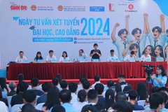 Các chuyên gia giải đáp những thắc mắc của thí sinh và phụ huynh tại "Ngày xét tuyển đại học, cao đẳng năm 2024". (Ảnh: Hoàng Hiếu/TTXVN)