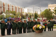 Đại tướng Phan Văn Giang và các đại biểu dâng hoa tại Tượng đài Chủ tịch Hồ Chí Minh ở Moskva. (Ảnh: Duy Trinh/TTXVN)