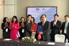 Thứ trưởng Lê Khánh Hải và Bộ trưởng Bộ Du lịch và Thể thao Thái Lan, bà Kobkarn Wattanavrangkul ký chương trình hợp tác giữa hai nước về du lịch trong giai đoạn 2017-2018. (Ảnh: Mỹ Bình/Vietnam+)