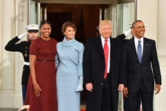 Khoảnh khắc bối rối của bà Obama khi nhận quà từ bà Trump