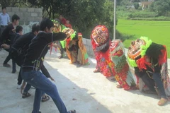 Thanh niên dân tộc Nùng, xã Hải Yến, huyện Cao Lộc học múa sư tử. (Nguồn: baolangson.vn)