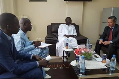 Đại sứ Phạm Quốc Trụ gặp Quốc vụ khanh Bộ Nông nghiệp Makhtar Lakh. (Ảnh: Thanh Bình/Vitnam+)