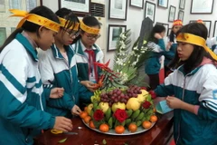 Học sinh tham gia phần thi bày mâm ngũ quả. (Ảnh: Hiền Hạnh/TTXVN)