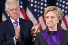 Cựu Tổng thống Bill Clinton (trái) và bà Hillary Clinton (phải) phát biểu sau khi thất bại trong cuộc bầu cử Tổng thống ở New York. (Nguồn: AFP/TTXVN)
