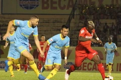 Pha tranh bóng giữa Becamex Bình Dương và Sana Khánh Hòa tại vòng 1 V-League 2017. (Ảnh: Hải Âu/TTXVN)