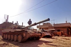 Xe tăng của IS tấn công vào sâu bên trong khu vực hiện do chính phủ kiểm soát ở thành phố Deir Ezzor. (Nguồn: AFP) 