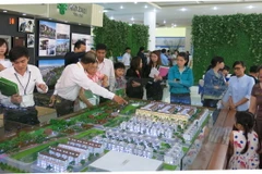 Người dân đến tìm hiểu dự án nhà ở Midori Park tại Trung tâm thành phố mới tỉnh Bình Dương. (Ảnh: Hải Âu/TTXVN)