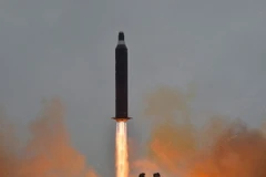 Tên lửa đạn đạo chiến lược tầm xa đất đối đất Hwasong-10 được phóng tại một địa điểm bí mật của Triều Tiên. (Nguồn: EPA/TTXVN)