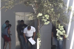 Các nhà chức trách điều tra hiện trường vụ tấn công tại thành phố Guadalajara. (Nguồn: EPA/TTXVN)