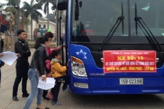 Công nhân ngành Than được hỗ trợ xe khách đưa về quê đón Tết. (Ảnh: Trung Nguyên/TTXVN)
