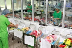 Chăm sóc trẻ sơ sinh tại Bệnh viện Phụ sản Trung ương. (Ảnh: Dương Ngọc/TTXVN)