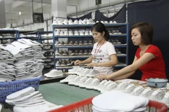 Dây chuyền sản xuất giày xuất khẩu. (Ảnh: Hoàng Hùng/TTXVN)