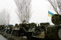 Xe quân sự của quân đội Ukraine trên đường tới Donetsk. (Nguồn: THX/TTXVN)