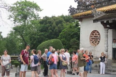 Khách du lịch nước ngoài đến tham quan Đại Nội, trong quần thể di tích Cố đô Huế. (Ảnh: Quốc Việt/TTXVN)