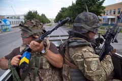 Binh sỹ Ukraine tuần tra tại thành phố miền đông Mariinka ngày 5/6. (Nguồn: AFP/TTXVN)