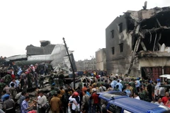 Hiện trường vụ tai nạn máy bay quân sự Hercules C-130. (Nguồn: THX/TTXVN)