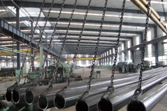 Công nhân kiểm tra ống thép inox chất lượng cao tại nhà máy ở huyện Ganyu, tỉnh Giang Tô, miền đông Trung Quốc. (Nguồn: THX/TTXVN)