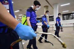 Nhân viên y tế Hàn Quốc phun thuốc khử trùng nhằm ngăn chặn sự lây lan của MERS tại thủ đô Seoul ngày 17/6/2015. (Nguồn: AFP/TTXVN)