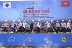 Động thổ xây cầu dây văng Phước Khánh. (Ảnh: Hoàng Hải/TTXVN)