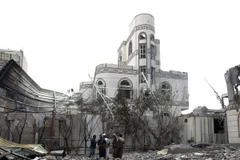 Nhà cửa bị phá hủy sau đợt không kích ở thủ đô Sanaa ngày 6/7. (Nguồn: AFP/TTXVN)