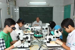 Giờ học thực hành trên xác côn trùng của học sinh đội tuyển Olympic Sinh học quốc tế. (Ảnh: Quý Trung/TTXVN)