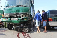 Xe ben đâm liên hoàn xe ôtô và xe gắn máy, 3 người thương vong
