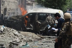 Lực lượng an ninh Afghanistan làm nhiệm vụ tại hiện trường một vụ đánh bom. (Nguồn: AFP/TTXVN)