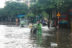 Mưa lớn gây lụt một số tuyến đường tại thành phố Hạ Long. (Ảnh: Văn Đức/TTXVN)