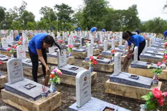 Lực lượng đoàn viên thanh niên tỉnh Quảng Trị tham gia làm vệ sinh tại Nghĩa trang Liệt sỹ Quốc gia Đường 9. (Ảnh: Hồ Cầu/TTXVN)