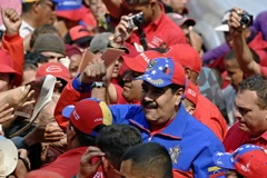 Tổng thống Venezuela Nicolas Maduro (áo xanh, giữa) tại lễ mít tinh nhân Ngày Quốc tế lao động của người dân ở thủ đô Caracas ngày 1/5. (Nguồn: AFP/TTXVN)