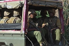 Binh sỹ Kenya được triển khai truy lùng phiến quân Shebab, một ngày sau vụ tấn công ở Garissa, ngày 3/4. (Nguồn: AFP/TTXVN)