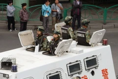 Cảnh sát Trung Quốc tuần tra tại Urumqi, thủ phủ Khu tự trị Tân Cương ngày 23/5. (Nguồn: Kyodo/TTXVN)