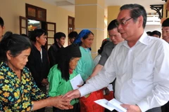 Thường trực Ban Bí thư Lê Hồng Anh đến thăm, tặng quà các hộ gia đình chính sách huyện Mèo Vạc. (Ảnh: Phi Anh/TTXVN phát)