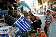 Người dân Hy lạp mua sắm tại một cửa hàng ở thành phố Thessaloniki ngày 20/7. (Nguồn: AFP/TTXVN)