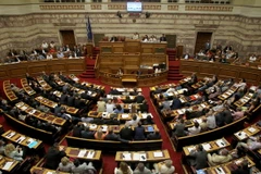 Thủ tướng Hy Lạp Alexis Tsipras phát biểu tại phiên bỏ phiếu về gói cứu trợ của Quốc hội ở thủ đô Athens ngày 15/7. (Nguồn: AFP/TTXVN)