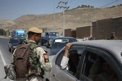 Binh sỹ Afghanistan kiểm tra các phương tiện tại một trạm kiểm soát ở Kabul ngày 26/7. (Nguồn: THX/TTXVN)
