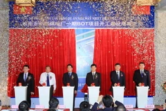 Bấm nút phát lệnh khởi công dự án BOT Nhà máy nhiệt điện đốt than Vĩnh Tân 1. (Ảnh: An Đăng/TTXVN)