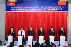 Bấm nút phát lệnh khởi công dự án. (Ảnh: An Đăng/TTXVN)